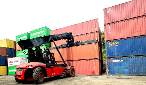 Reach stacker stacking containers in the yard
